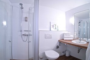 Haartrockner, Handtücher, Seife, Toilettenpapier