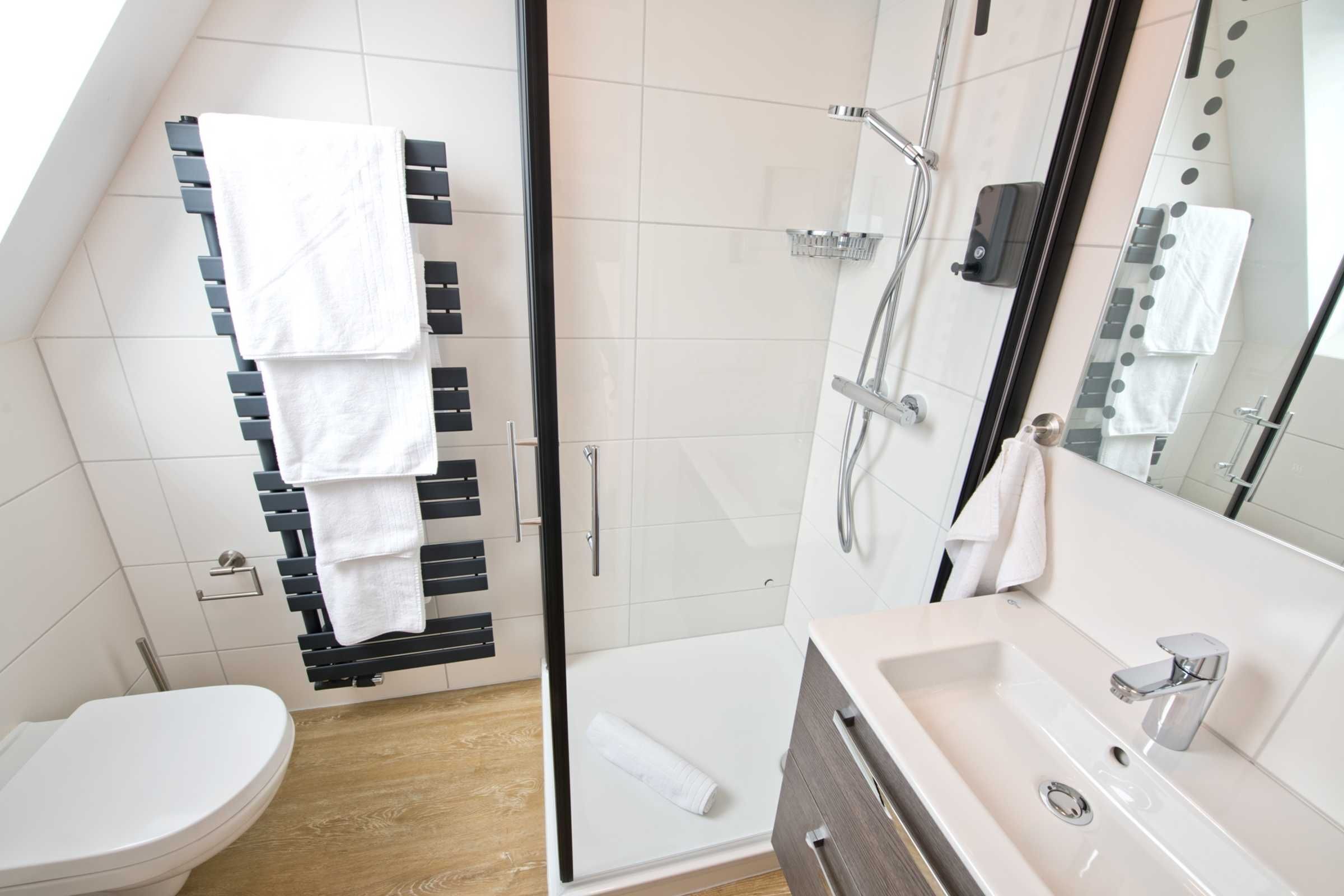 Sèche-cheveux, serviettes fournies, savon, papier toilette