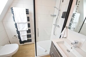 Secadora de cabello, toallas, jabón, papel de baño 