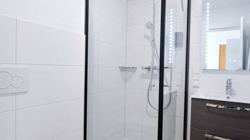 Een haardroger, handdoeken, zeep, toiletpapier