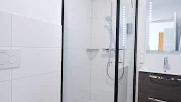 Douche, sèche-cheveux, serviettes fournies, savon