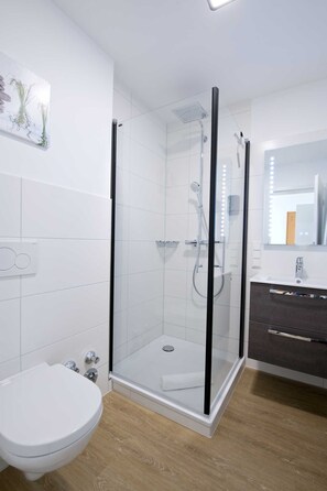 Haartrockner, Handtücher, Seife, Toilettenpapier