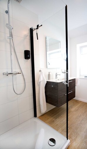 Haartrockner, Handtücher, Seife, Toilettenpapier