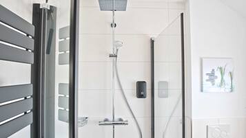 Haartrockner, Handtücher, Seife, Toilettenpapier