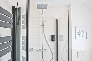 Hair dryer, towels, soap, toilet paper - Kammer Elf mit Pantry-küche - Landhaus Amelinghausen - Ferienzimmer (Amelinghausen)