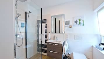 Douche, sèche-cheveux, serviettes fournies, savon
