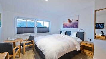 1 bedroom, in-room safe, WiFi, bed sheets