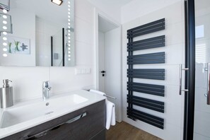 Hiustenkuivaaja, pyyhkeet, saippua, vessapaperi