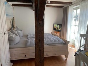 1 slaapkamer, een bureau, beddengoed