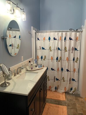 Kombination af bruser/badekar, hårtørrer, bidet, håndklæder