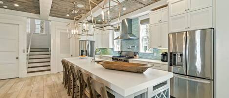 Kylskåp, mikrovågsugn, ugn och spishäll