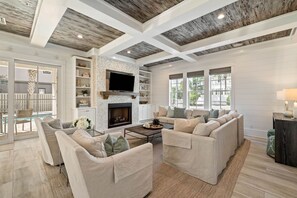 Televisión, chimenea, videojuegos y oficina 