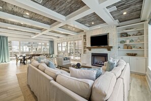 Televisión, chimenea, videojuegos y oficina 