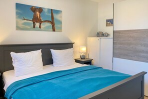 2 bedrooms, travel crib, WiFi