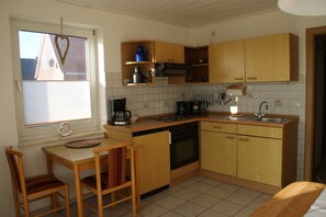 Kühlschrank, Ofen, Wasserkocher mit Kaffee-/Teezubehör, Wasserkocher