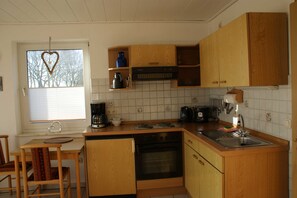 Réfrigérateur, four, plaque de cuisson, cafetière/bouilloire