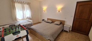 4 bedrooms, iron/ironing board