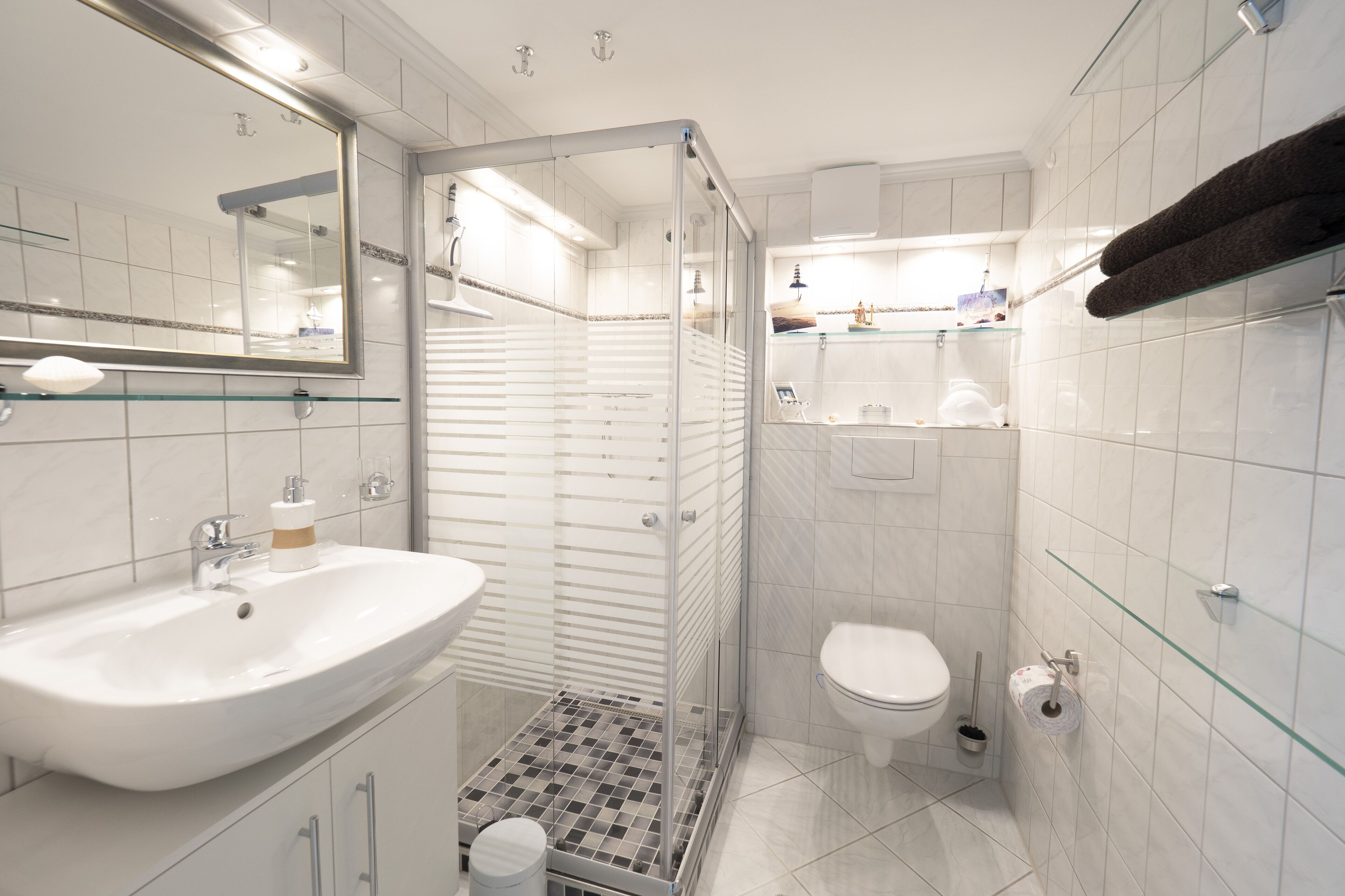 Douche, sèche-cheveux, serviettes fournies, savon