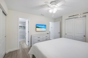 2 bedrooms, iron/ironing board, WiFi, bed sheets - SEASHELLS #39 - April & May Discounted Rates & 3 Night Min.! (Sanibel)