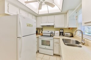 Refrigerador, horno, parrilla de estufa y lavavajillas 