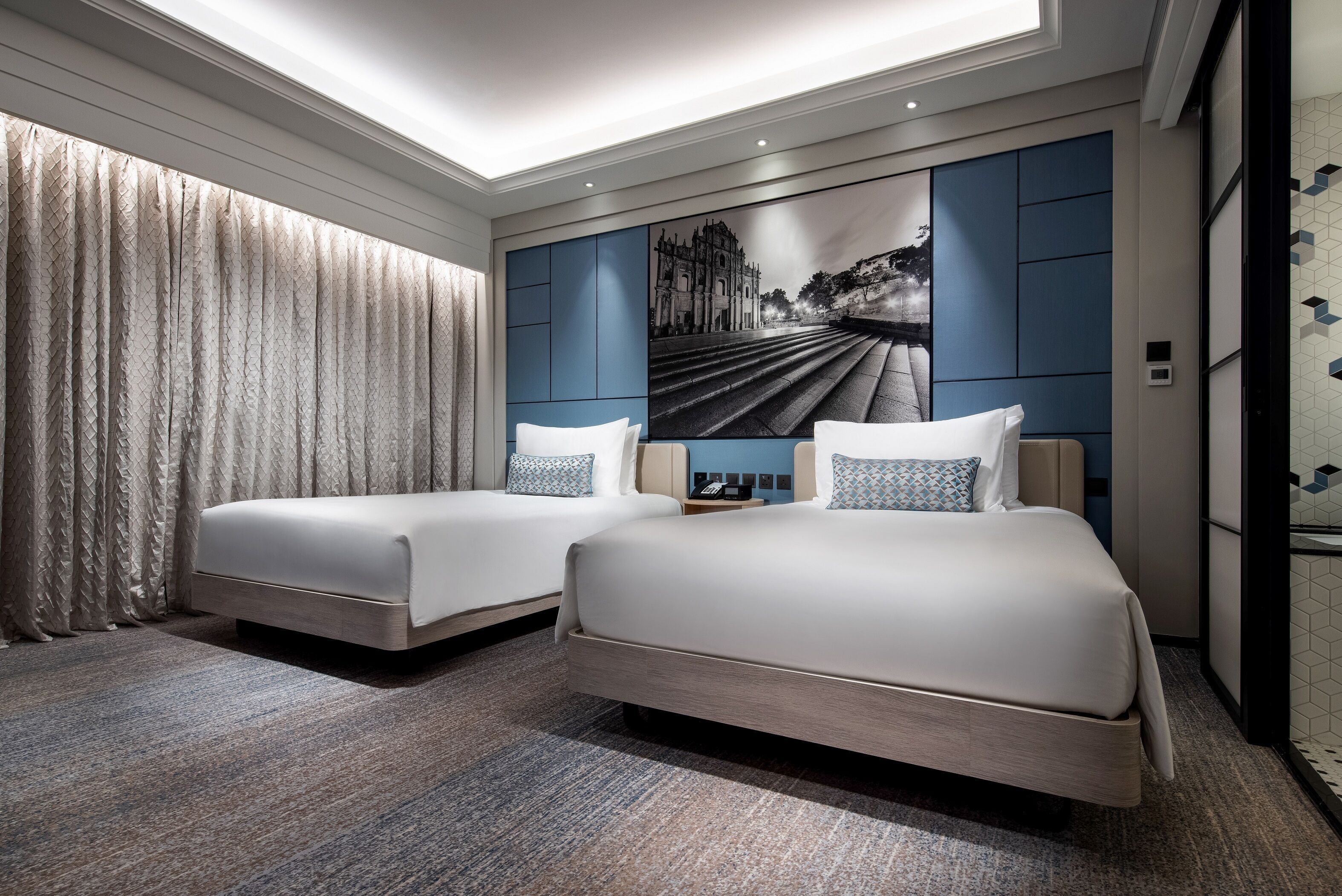 葡京人高级豪华客房- 双床 | 高档床上用品、羽绒被、客房内保险箱、办公桌