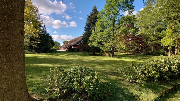Property grounds - Thatched roof vacation apartment De Tuun - Landhaus Lübbertsfehn Ostfriesland North Sea (Ihlow)