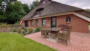 Outdoor dining - Thatched roof vacation apartment De Tuun - Landhaus Lübbertsfehn Ostfriesland North Sea (Ihlow)