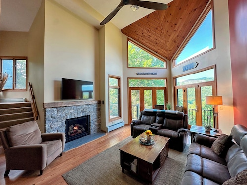 C13 Beautiful Bretton Woods ski-in ski-out townhouse. Pool/gym passes!