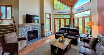 C13 Beautiful Bretton Woods ski-in ski-out townhouse. Pool/gym passes!
