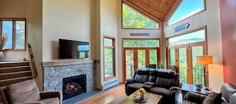 C13 Beautiful Bretton Woods ski-in ski-out townhouse. Pool/gym passes!