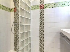 Bathroom - Charming Riverside Cottage with Authentic Decor, Private Garden, and Fishing Amenities (Moisdon-la-Rivière)