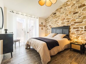 2 bedrooms, WiFi (free), bed sheets - "Charming Cottage with Private Garden, Jacuzzi, and Bikes – Near Nantes & Beach" (Port-Saint-Père)
