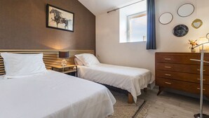 2 bedrooms, WiFi (free), bed sheets - "Charming Cottage with Private Garden, Jacuzzi, and Bikes – Near Nantes & Beach" (Port-Saint-Père)