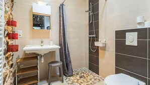 Bathroom - "Charming Cottage with Private Garden, Jacuzzi, and Bikes – Near Nantes & Beach" (Port-Saint-Père)