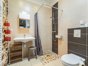 Bathroom - "Charming Cottage with Private Garden, Jacuzzi, and Bikes – Near Nantes & Beach" (Port-Saint-Père)