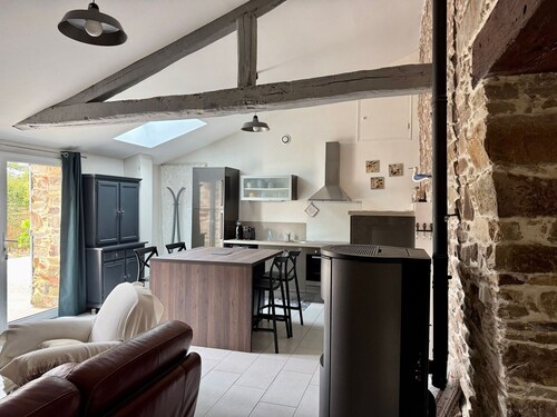 "Charming Cottage with Private Garden, Jacuzzi, and Bikes – Near Nantes & Beach"