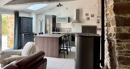 "Charming Cottage with Private Garden, Jacuzzi, and Bikes – Near Nantes & Beach"