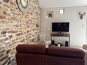 TV, DVD player, ping pong - "Charming Cottage with Private Garden, Jacuzzi, and Bikes – Near Nantes & Beach" (Port-Saint-Père)