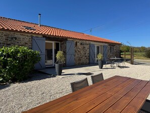 Outdoor dining - "Charming Cottage with Private Garden, Jacuzzi, and Bikes – Near Nantes & Beach" (Port-Saint-Père)