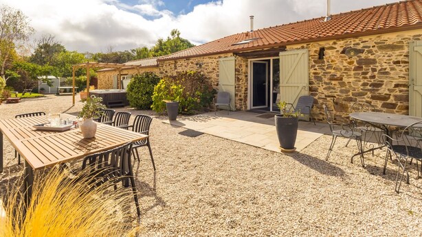 Outdoor dining - "Charming Cottage with Private Garden, Jacuzzi, and Bikes – Near Nantes & Beach" (Port-Saint-Père)