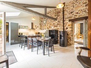 Dining - "Charming Cottage with Private Garden, Jacuzzi, and Bikes – Near Nantes & Beach" (Port-Saint-Père)