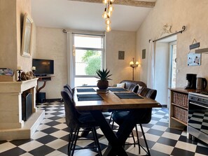 Dining - Charming cottage with heated pool and WiFi - 2 bedrooms (Château-Thébaud)
