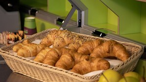 A breakfast buffet with croissants and pears. - flexy.motel Buchs (Buchs)