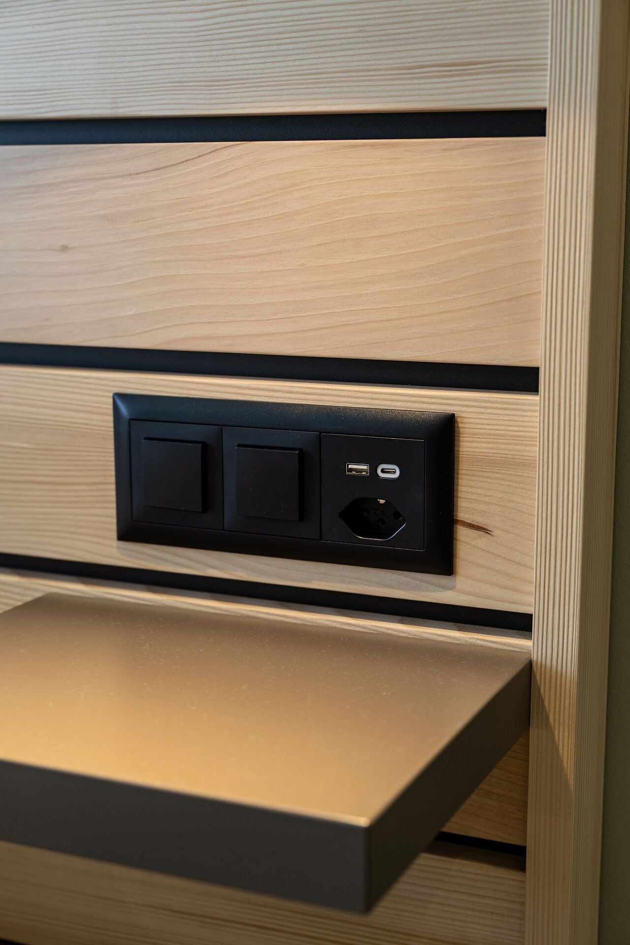 Une prise électrique murale dotée d’un port USB et d’une prise de courant.