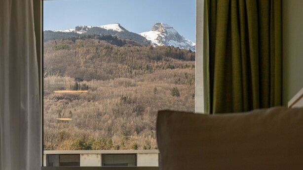 A room with a view of a mountainous landscape through a window. - flexy.motel Buchs (Buchs)