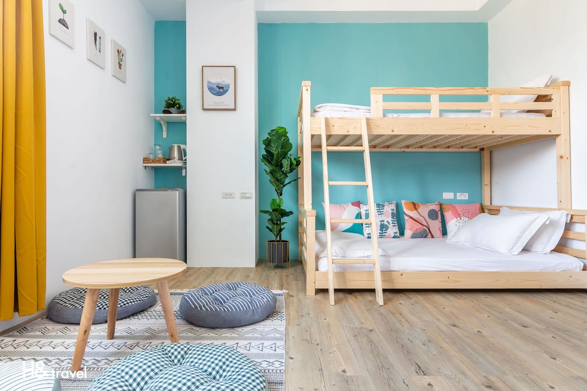 Quarto duplo clássico | Escrivaninha, quartos à prova de som, Wi-Fi de cortesia