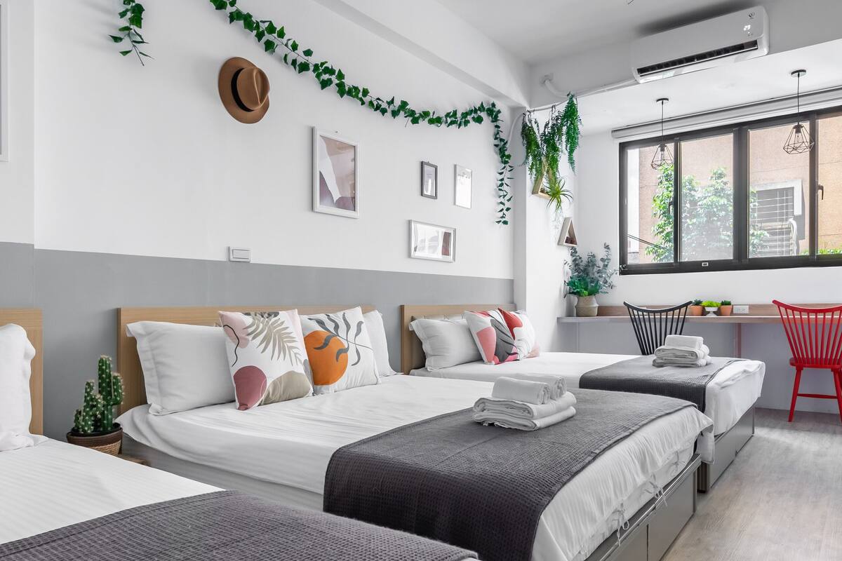 Quarto conforto | Escrivaninha, quartos à prova de som, Wi-Fi de cortesia