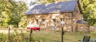 Charming Cottage in Verdant Park with Modern Amenities & Family Activities