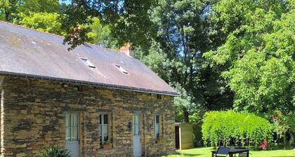 Charming Cottage in Verdant Park with Modern Amenities & Family Activities