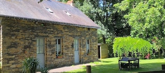 Charming Cottage in Verdant Park with Modern Amenities & Family Activities